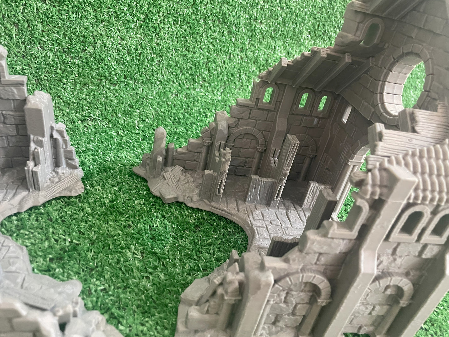 Establos de Arkenfel en Ruinas – Escenografía estilo Gondor para Wargames (28–32 mm)